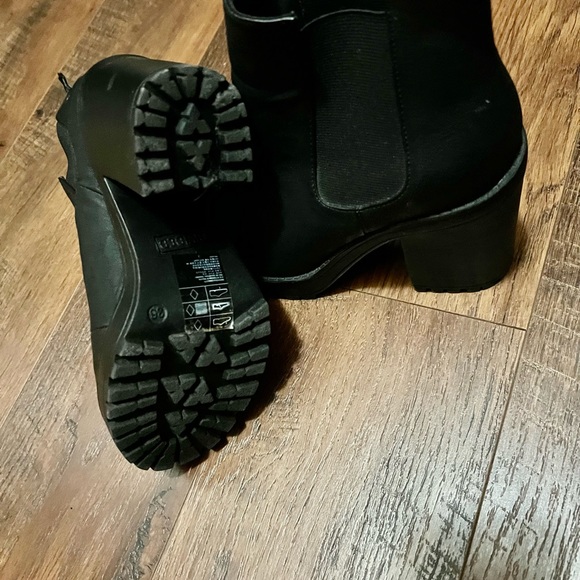 H&M Divided Chunky Lug Sole Ankle Boots - Picture 3 of 4